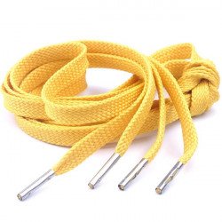 Плоские желтые шнурки с металлическими наконечниками