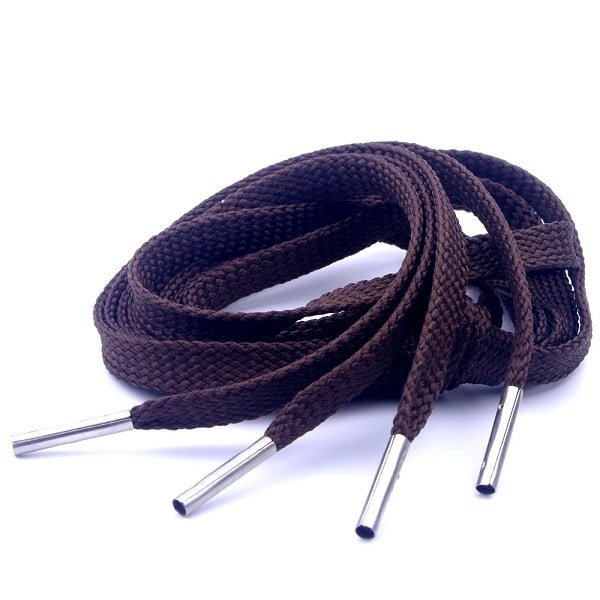 Плоские коричневые шнурки с металлическими наконечниками