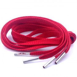 Плоские красные шнурки с металлическими наконечниками